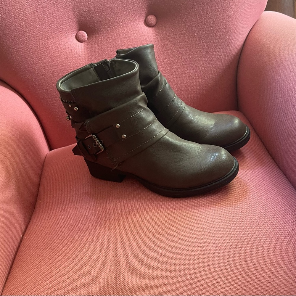 Fergalicious Womens Fashion Boots Size 8.5 Medium. Never worn, smoke free home